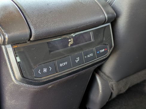Used 2024 Toyota Highlander XLE FWD image 18