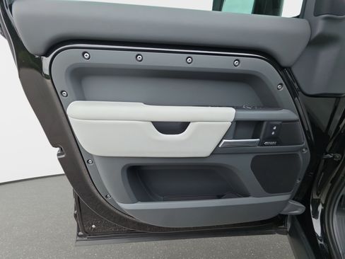 Certified 2025 Land Rover Defender 130 X-Dynamic SE AWD/4WD image 28