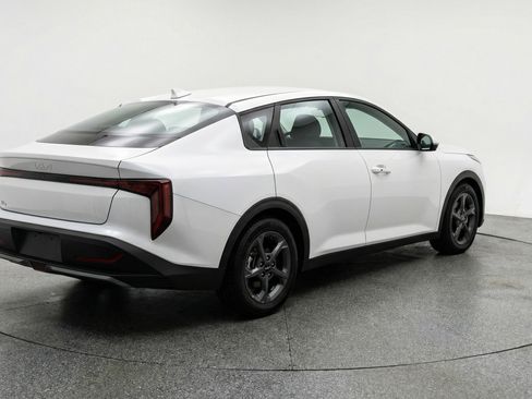 Used 2025 Kia K4 LXS image 9