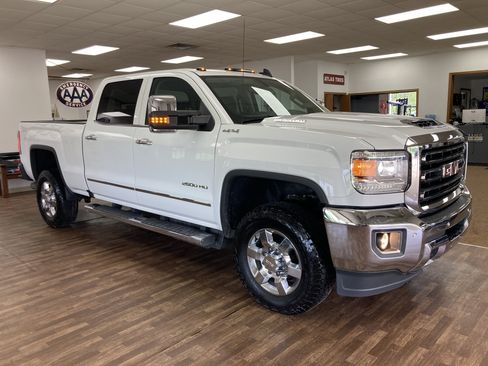 Used 2019 GMC Sierra 2500 SLT w/ Duramax Plus Package AWD/4WD image 3