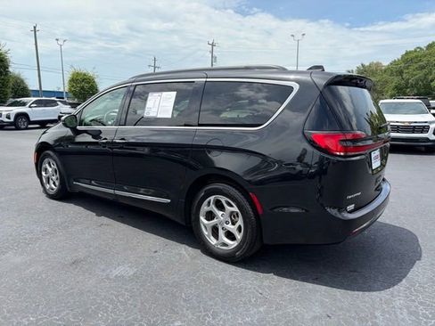 Used 2023 Chrysler Pacifica Limited FWD image 4