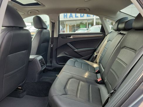 Used 2017 Volkswagen Passat 1.8T SE FWD image 9