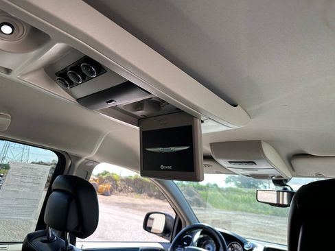 Used 2014 Chrysler Town & Country Touring-L FWD image 11