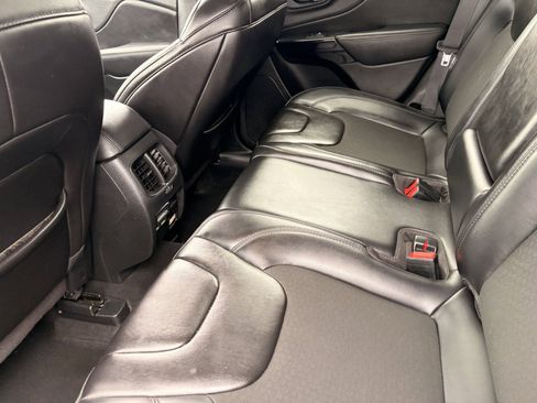 Used 2019 Jeep Cherokee Latitude Plus FWD image 14