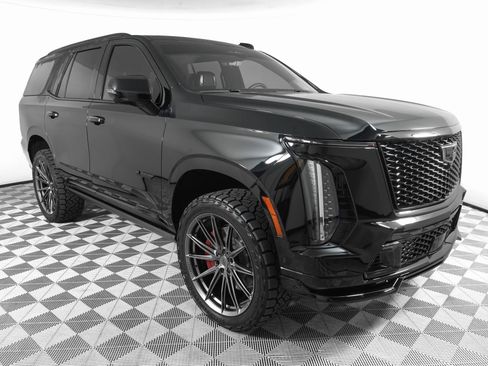 Used 2025 Cadillac Escalade V w/ LPO, ONYX Package image 4