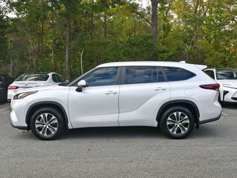 Certified 2024 Toyota Highlander XLE image 2