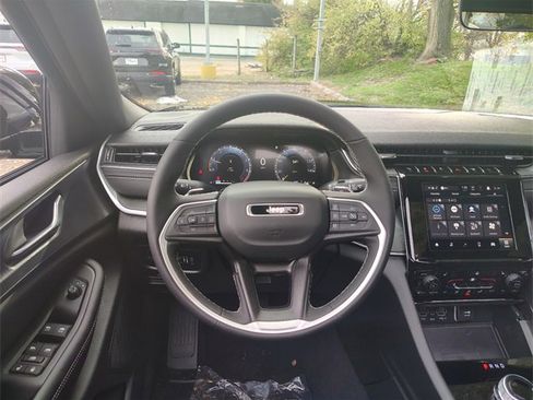 New 2025 Jeep Grand Cherokee Altitude image 17