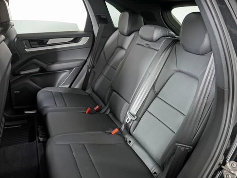 Certified 2024 Porsche Cayenne AWD/4WD image 38