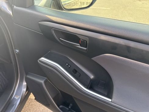 Used 2022 Toyota Highlander LE image 19