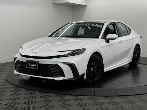 Used 2026 Toyota Camry SE FWD image 3