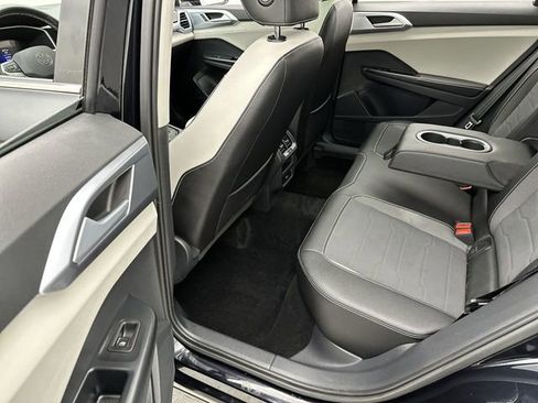 Certified 2025 Volkswagen Taos SE image 24