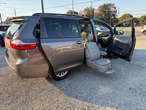 Used 2016 Toyota Sienna XLE image 3