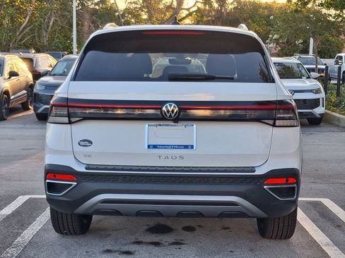 New 2026 Volkswagen Taos SE image 4