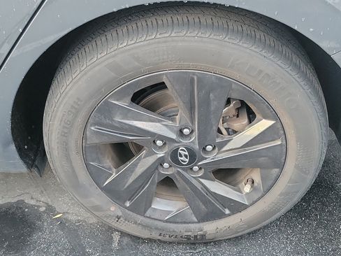 Used 2023 Hyundai Elantra Blue FWD image 5