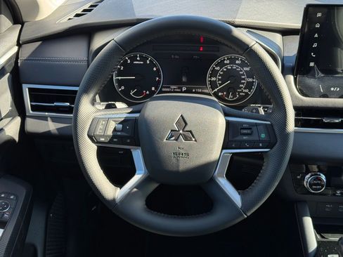 New 2025 Mitsubishi Outlander SE image 19