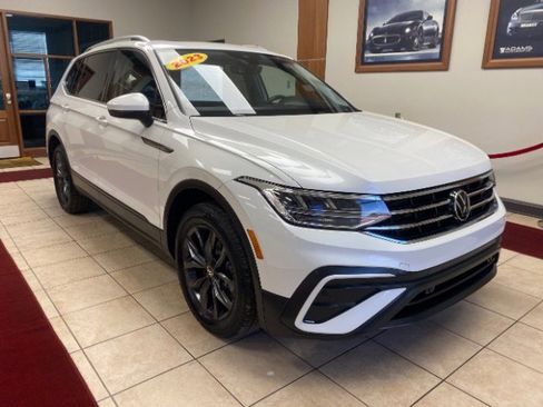 Used 2023 Volkswagen Tiguan SE w/ Panoramic Sunroof Package image 8