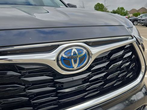 Used 2023 Toyota Highlander Limited FWD image 11