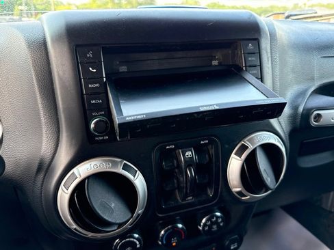 Used 2018 Jeep Wrangler Unlimited Rubicon w/ Connectivity Group AWD/4WD image 32