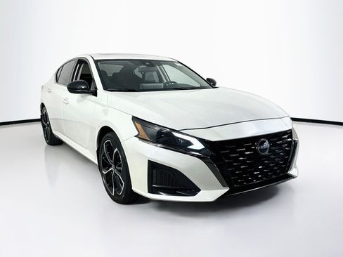Used 2024 Nissan Altima 2.5 SR w/ SR Premium Package FWD image 3