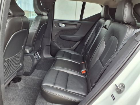 Used 2025 Volvo XC40 B5 Plus image 8