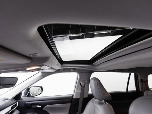 Certified 2024 Toyota Highlander XLE image 5