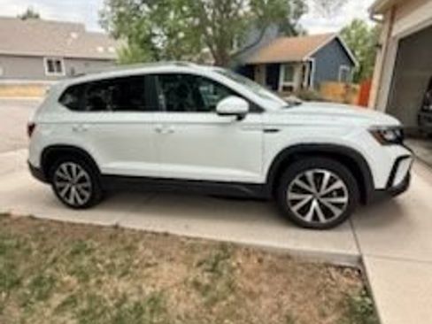 Used 2022 Volkswagen Taos SE AWD/4WD image 3