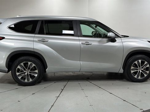 Certified 2023 Toyota Highlander XLE image 6