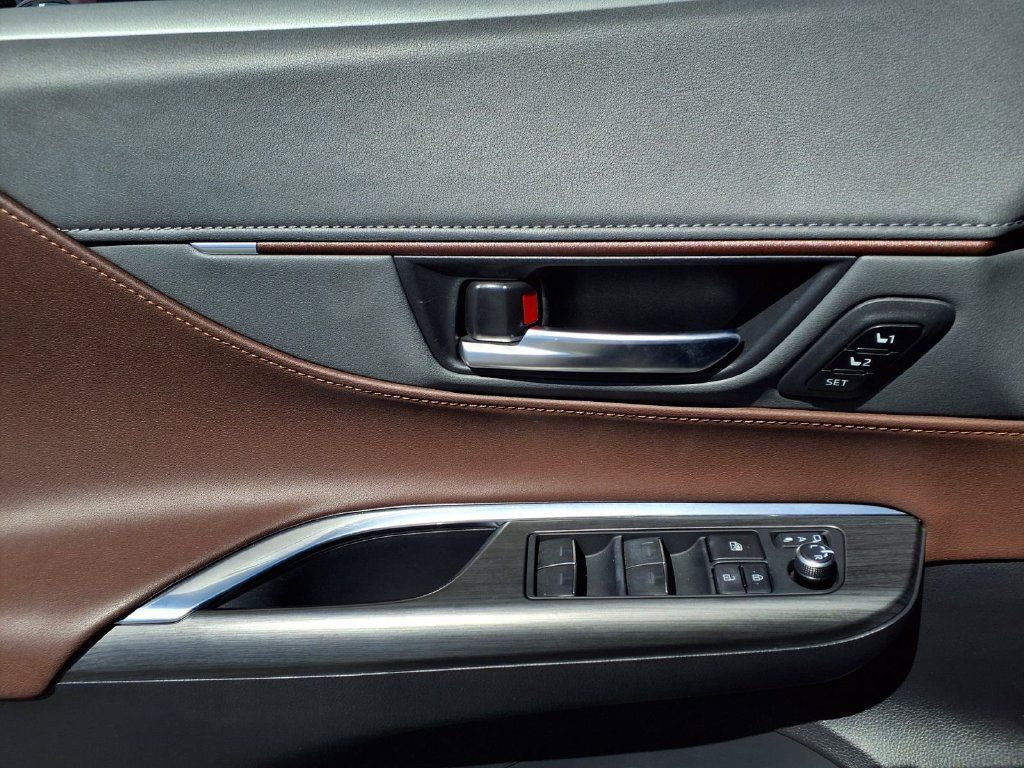Certified 2023 Toyota Venza XLE AWD/4WD image 19