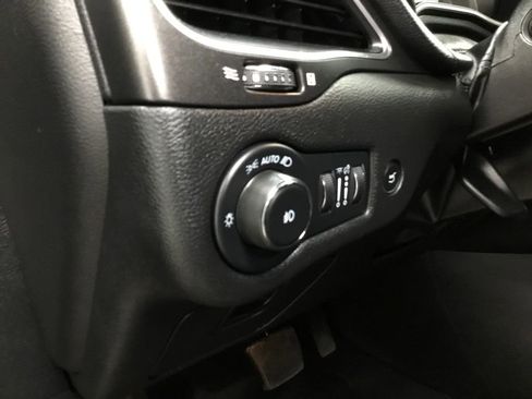 Used 2022 Jeep Cherokee Trailhawk image 9