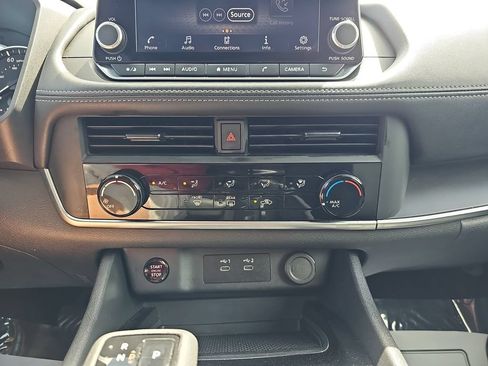 Used 2024 Nissan Rogue S FWD image 23