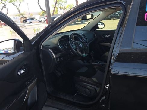 Used 2017 Jeep Cherokee Sport FWD image 8