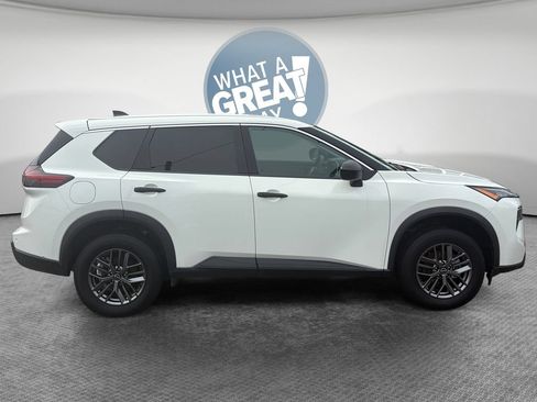 Used 2024 Nissan Rogue S AWD/4WD image 2