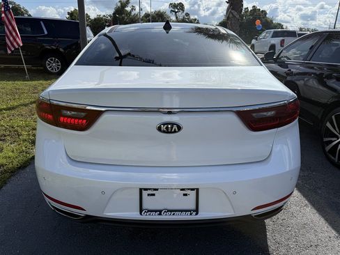 Used 2017 Kia Cadenza Premium w/ Luxury Package FWD image 3