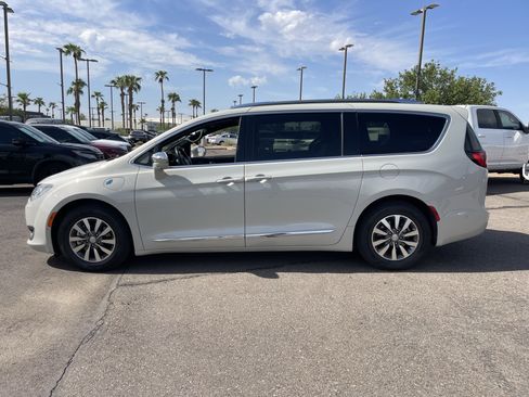 Used 2020 Chrysler Pacifica Limited w/ Advanced Safetytec Group FWD image 3