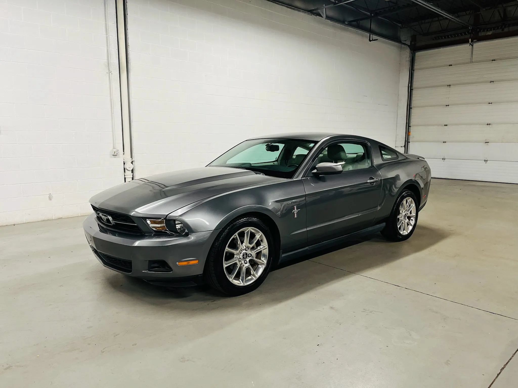 Used 2010 Ford Mustang Coupe RWD image 2