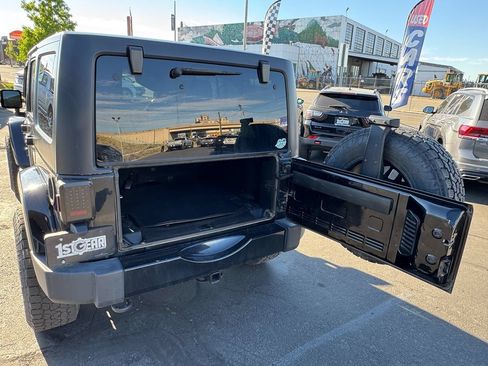 Used 2018 Jeep Wrangler Unlimited Sahara AWD/4WD image 9