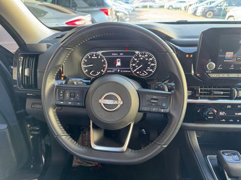 Used 2025 Nissan Pathfinder SV image 29