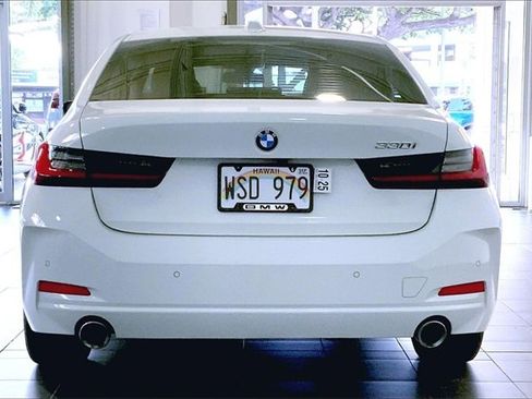 Used 2023 BMW 330i Sedan w/ Convenience Package image 4