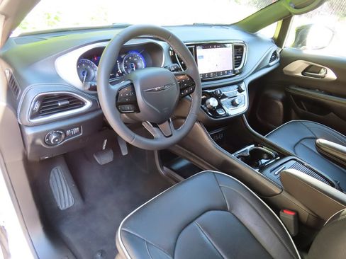 Certified 2025 Chrysler Pacifica Limited FWD image 22