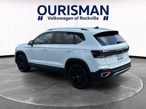 Used 2025 Volkswagen Taos SE w/ Panoramic Sunroof Package FWD image 4