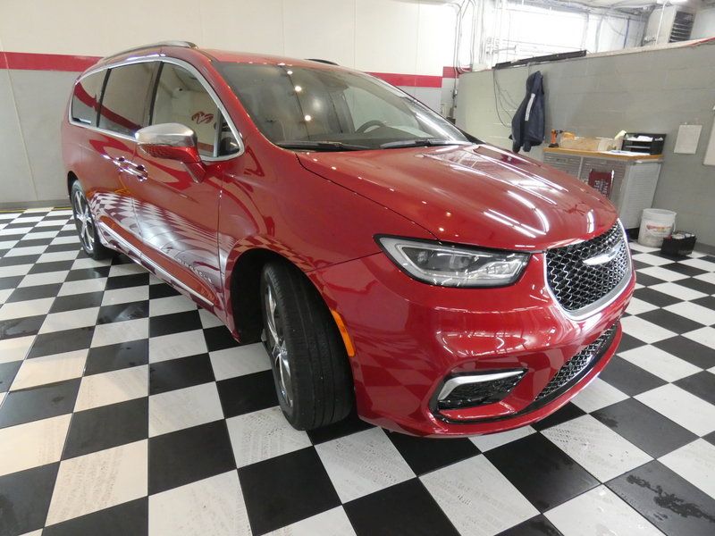 Used 2024 Chrysler Pacifica Pinnacle FWD image 3