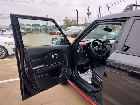 Used 2015 Kia Soul + image 16