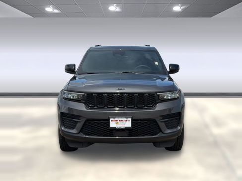 Used 2025 Jeep Grand Cherokee Altitude RWD image 6