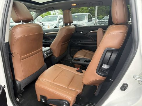 Used 2019 Toyota Highlander Limited Platinum AWD/4WD image 13