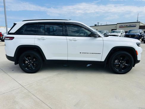 Used 2023 Jeep Grand Cherokee Limited w/ Black Appearance Package AWD/4WD image 42