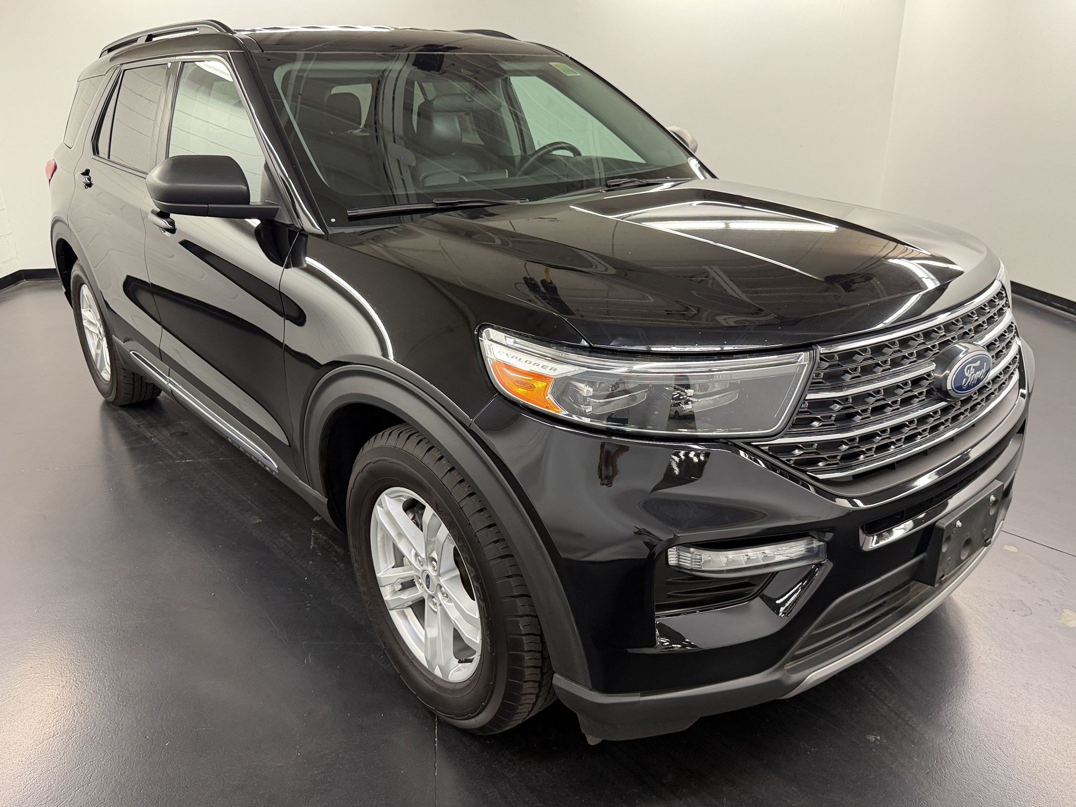 Used 2024 Ford Explorer XLT w/ Equipment Group 202A RWD image 7