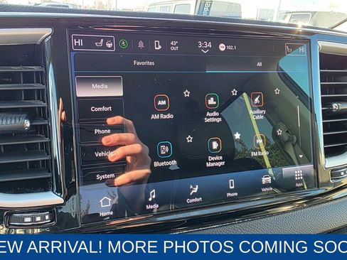 Used 2023 Chrysler Pacifica Touring-L image 18