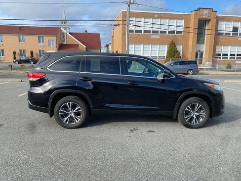 Used 2019 Toyota Highlander LE AWD/4WD image 4