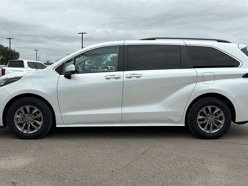 Used 2024 Toyota Sienna XLE image 2