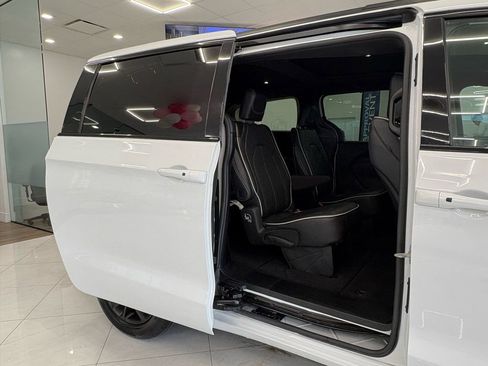 Used 2026 Chrysler Pacifica Limited w/ S Appearance Package image 15